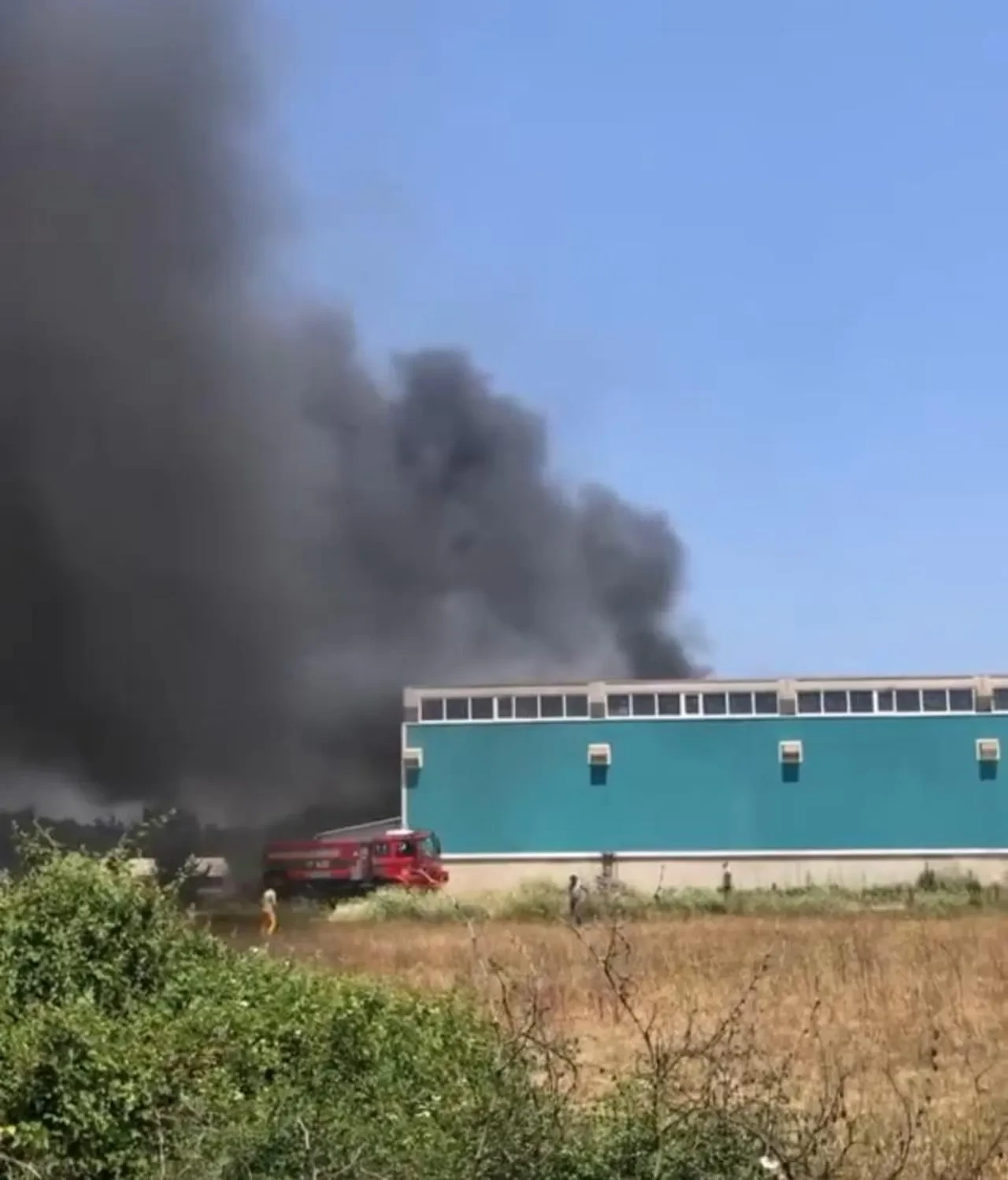 Çanakkale'de bir fabrikada korkutan yangın! Kara dumanlar gökyüzünü kapladı