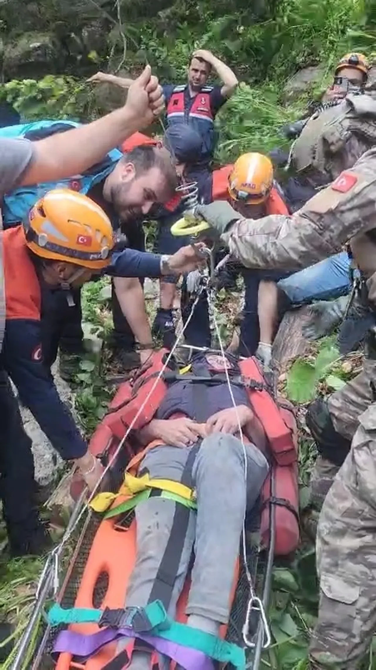 Doğa gezisi faciaya dönüyordu: Protezi çıktı mahsur kaldı