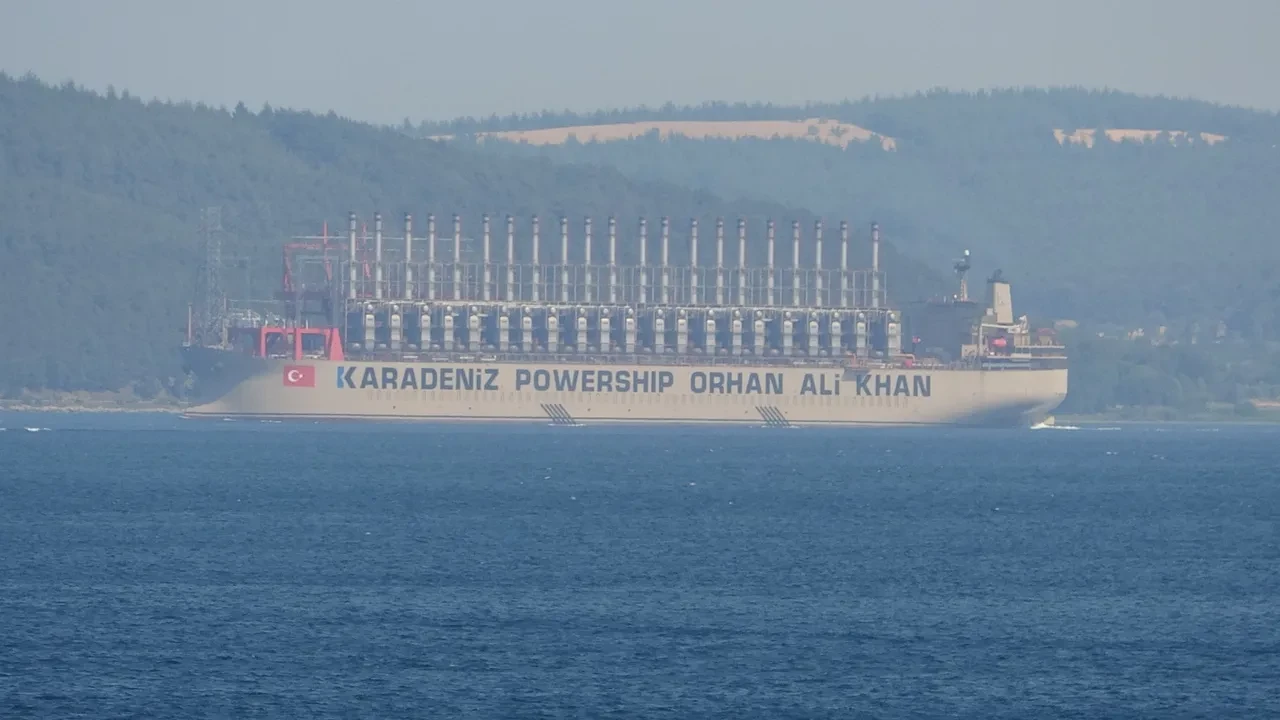 Dünyanın en büyük enerji gemisi Çanakkale Boğazı'nda 