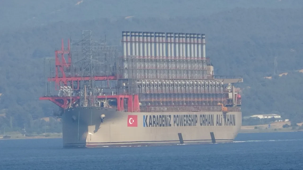 Dünyanın en büyük enerji gemisi Çanakkale Boğazı'nda 