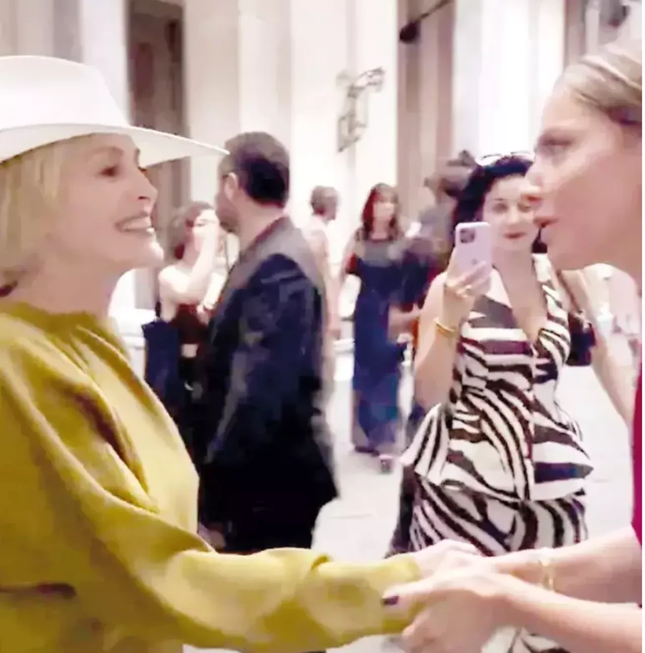 Hadise’ye Sharon Stone sürprizi!