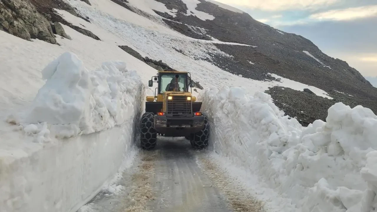 Haziran ayında karla mücadele! 3 metrelik kar yığınları oluştu