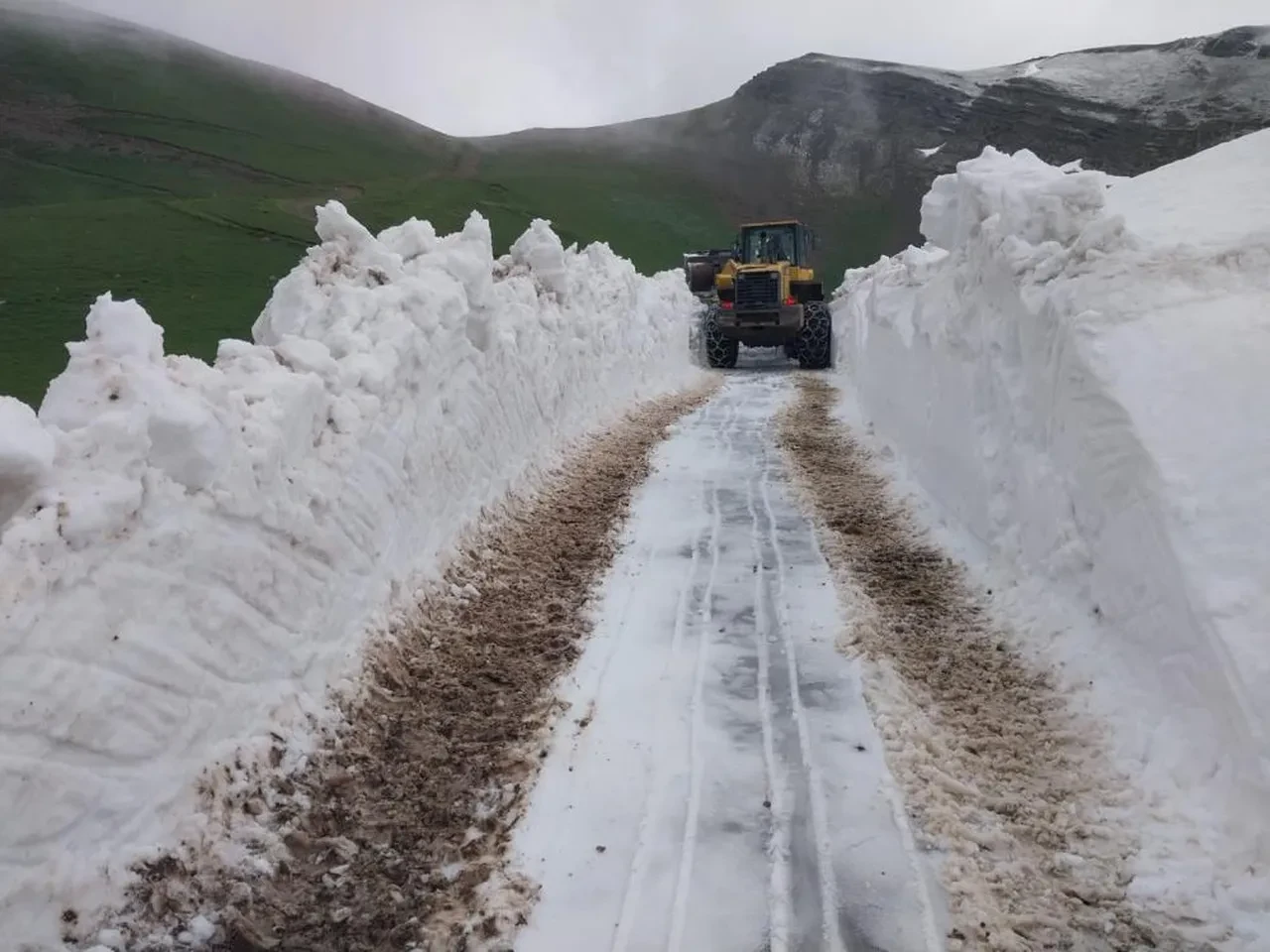 Haziran ayında karla mücadele! 3 metrelik kar yığınları oluştu