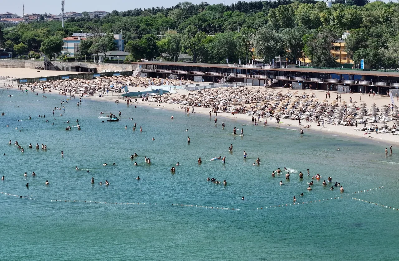 İstanbul plajları doldu taştı: Aileler ortamdan şikayetçi
