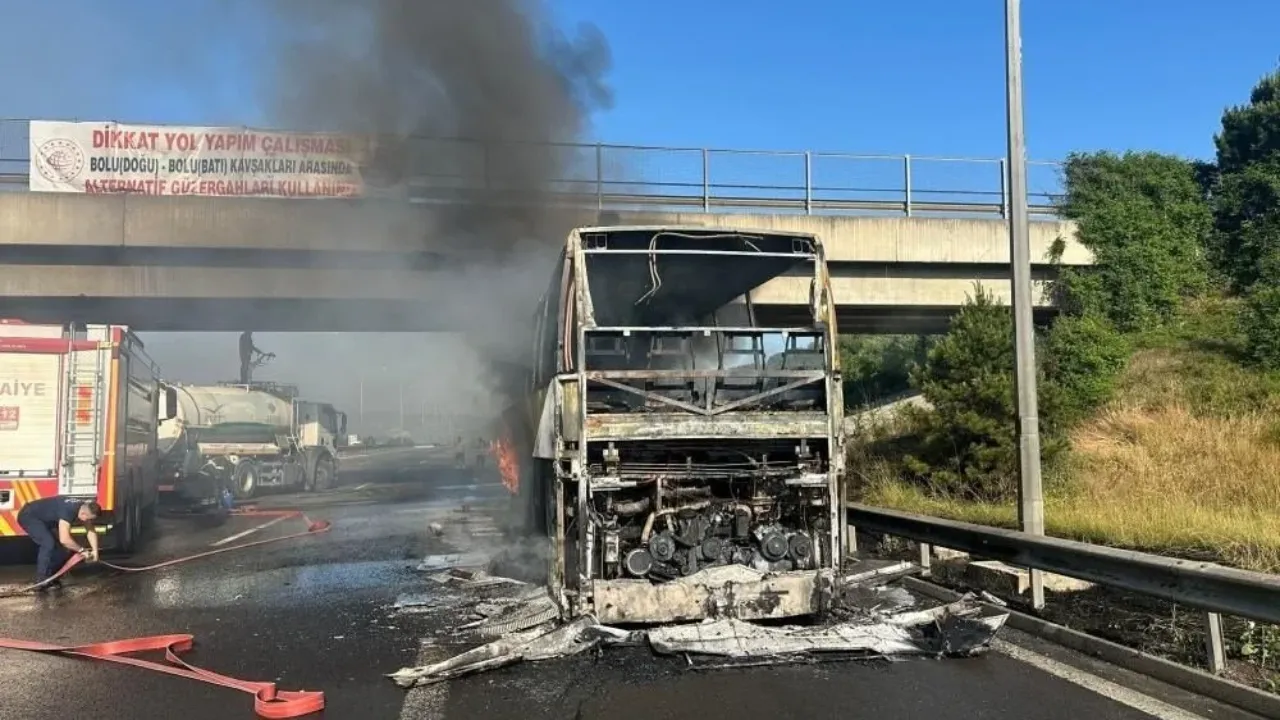 İstanbul yolunda trafik durdu: Yolcu otobüsü alev alev yandı
