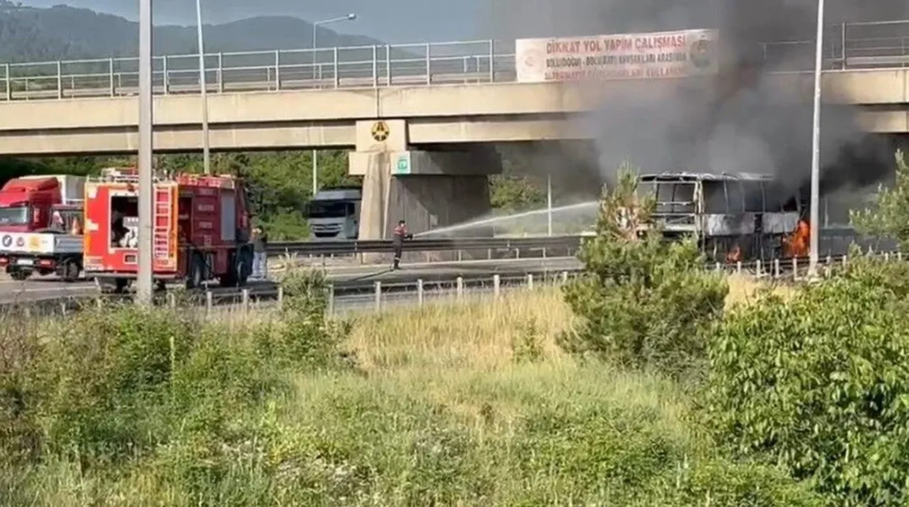 İstanbul yolunda trafik durdu: Yolcu otobüsü alev alev yandı