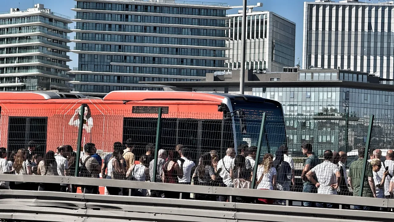 Metrobüsten bir anda yükselen alevler paniğe sebep oldu