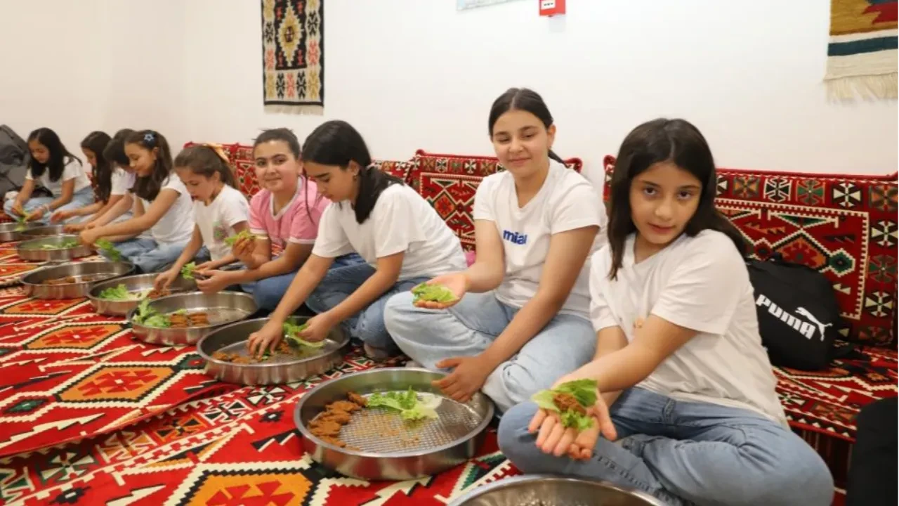 Sivas'ta minik ellerden çiğköfte ziyafeti