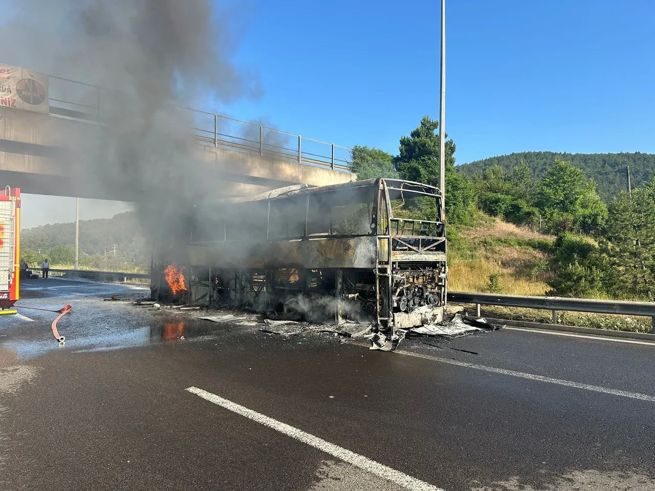 TEM’de korku dolu anlar! Yolcu otobüsü küle döndü: Yol trafiğe kapandı