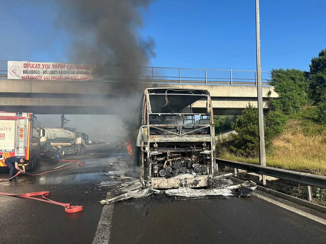 TEM’de korku dolu anlar! Yolcu otobüsü küle döndü: Yol trafiğe kapandı