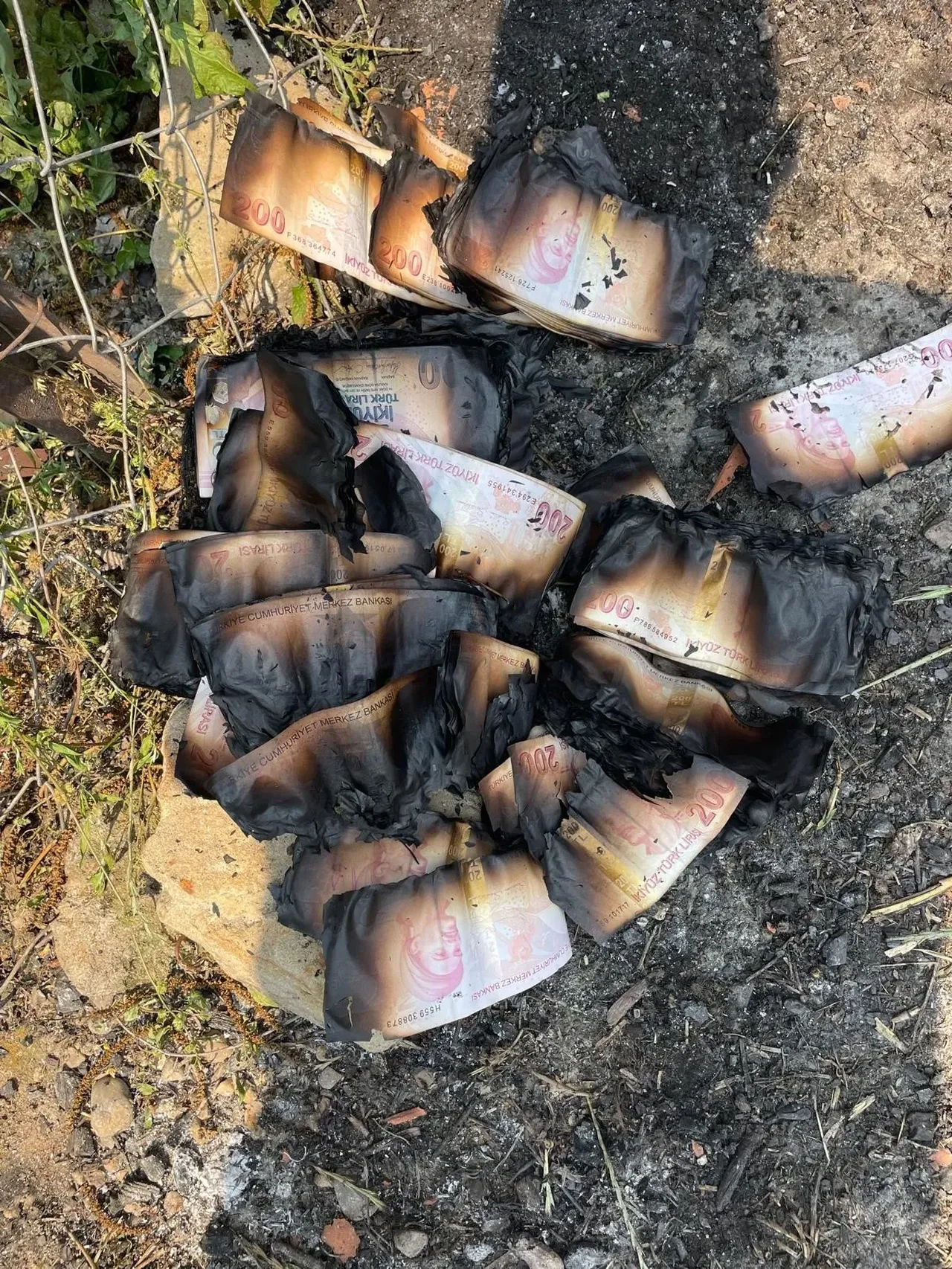 Yangında paraları küle dönmüştü! Mahalleli harekete geçti, Merkez Bankası yenilerini gönderdi