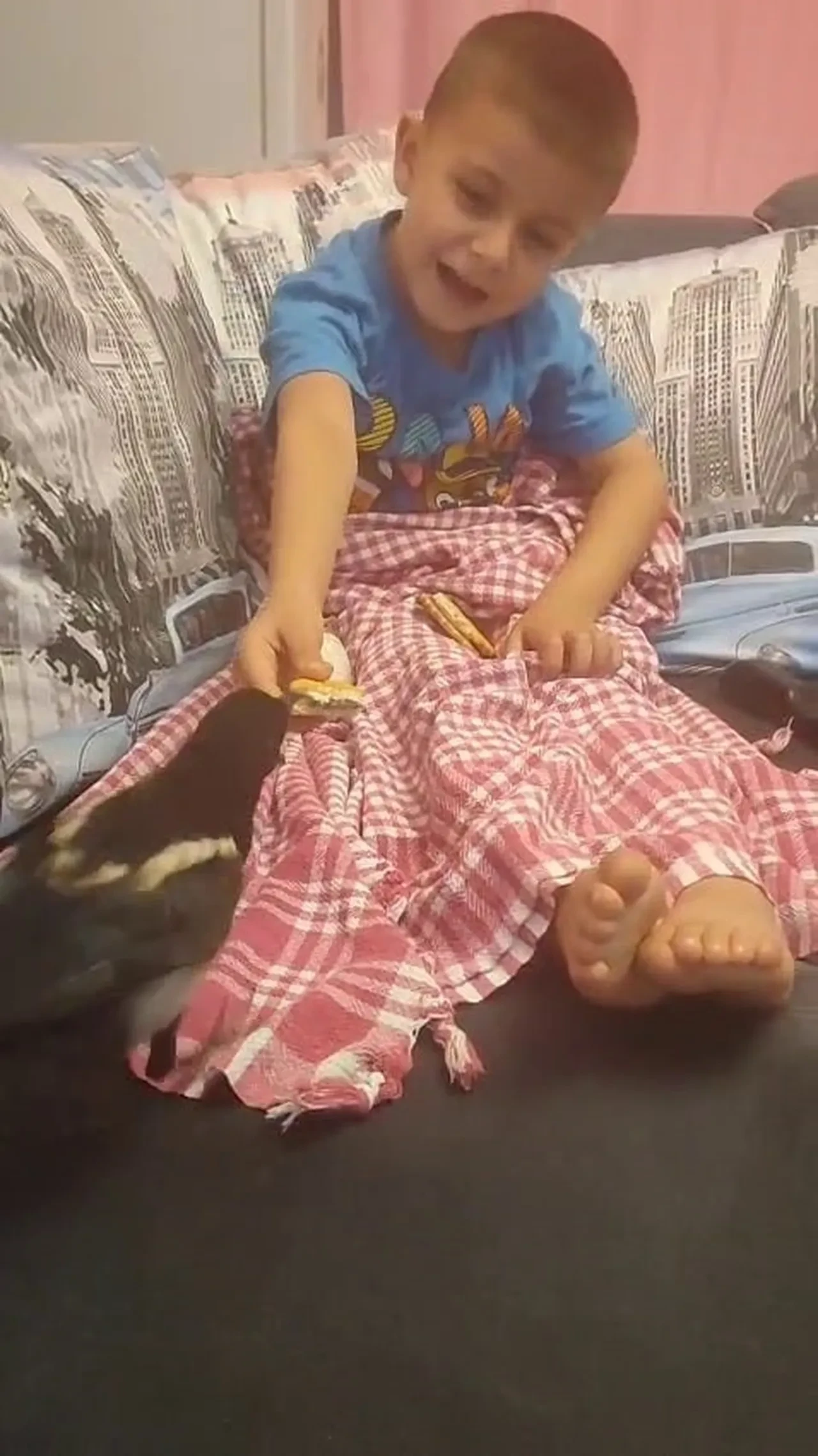 Yavru Saksağan Haşmet evladı gibi oldu! Birlikte bakın nereye bile gidiyorlar