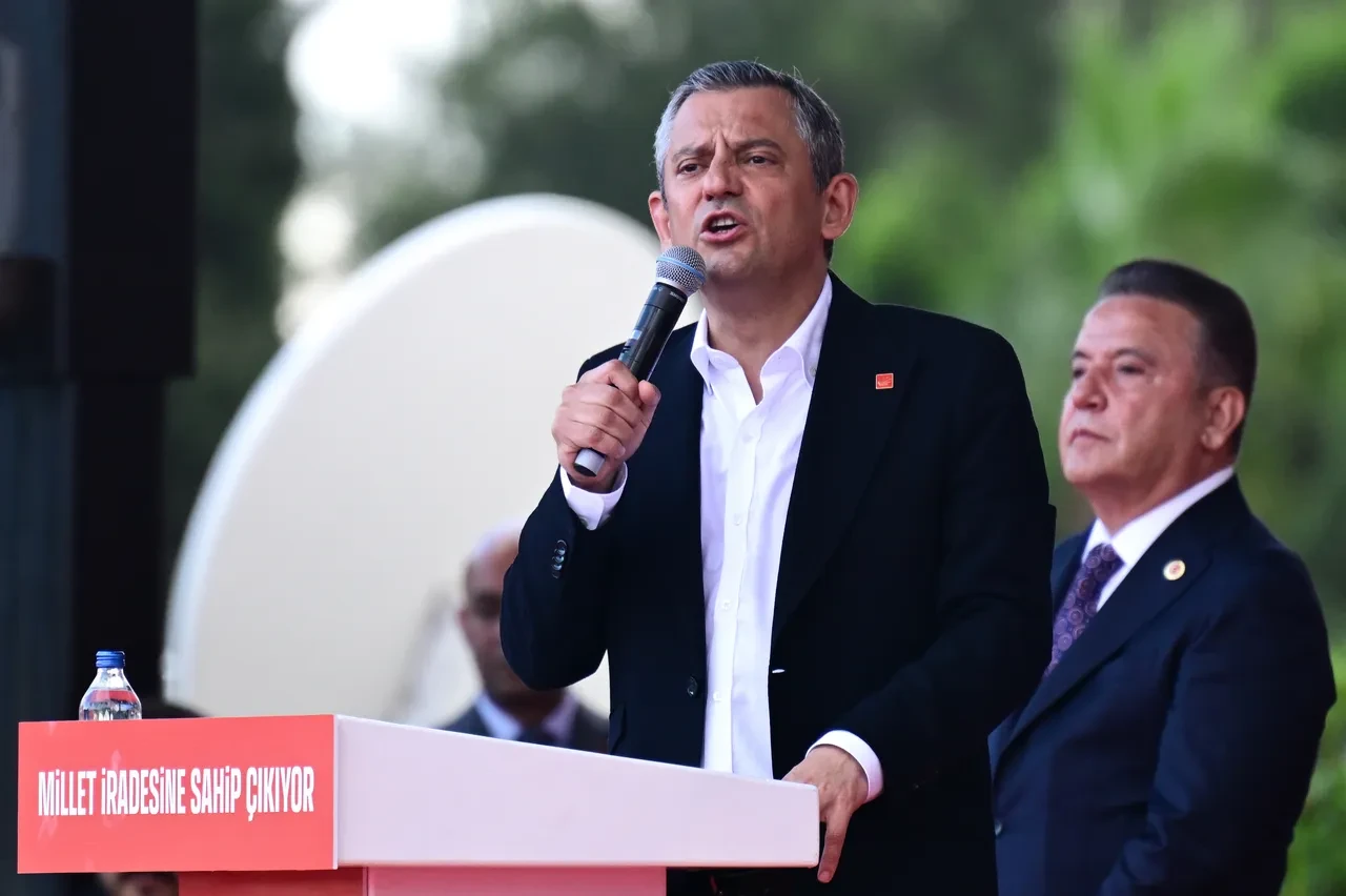 Antalya’da Özgür Özel’den demokrasi vurgusu!