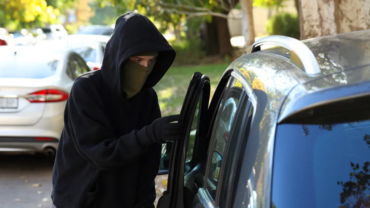 Çalınan her 4 araçtan 3'ünde bu yöntemi kullanıyorlar! Uzmanlar hırsızların yeni taktiğine karşı uyarıyor