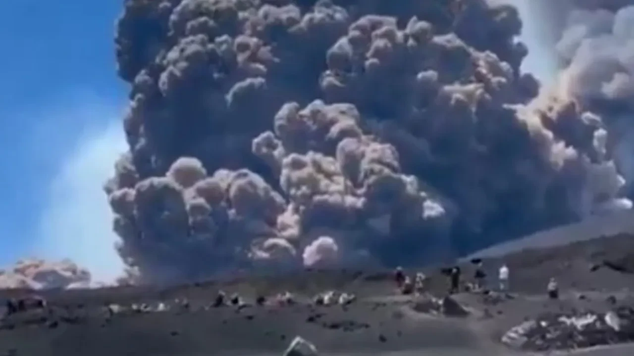 Etna Yanardağı patladı! Lav ve küller etrafa saçıldı