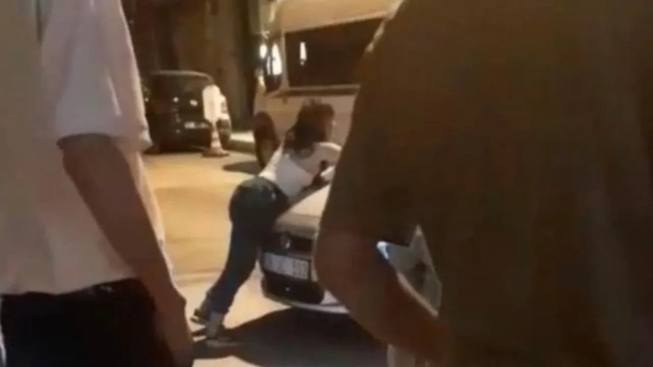 Film sahnelerini aratmayan olay! Kaputa asılan kadın araçla birlikte sürüklendi