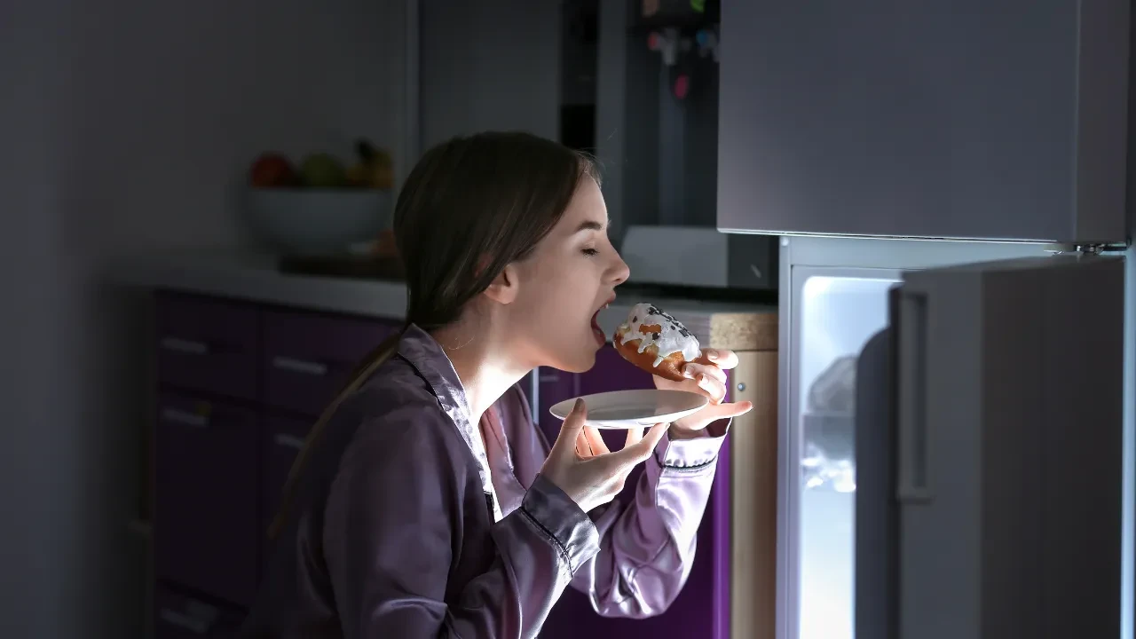 Geceleri bu saatlerde uyanıp yemek yiyenler dikkat! Büyük bir hastalığın habercisi