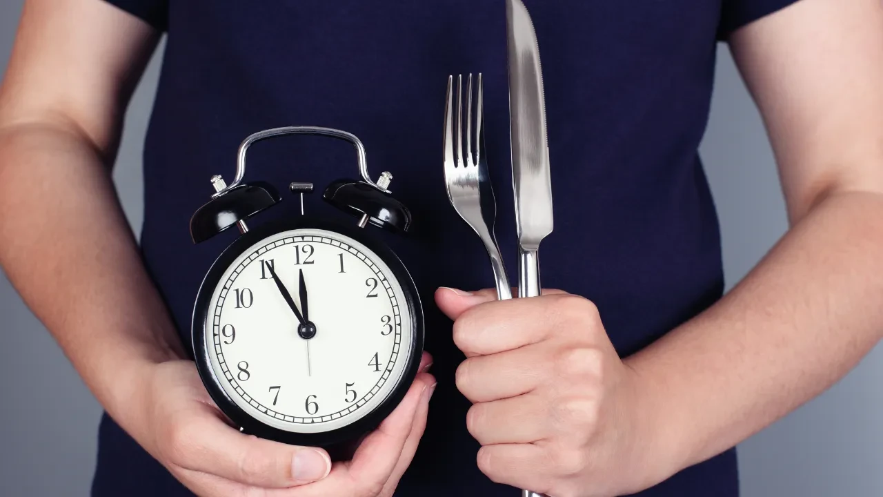 Geceleri bu saatlerde uyanıp yemek yiyenler dikkat! Büyük bir hastalığın habercisi