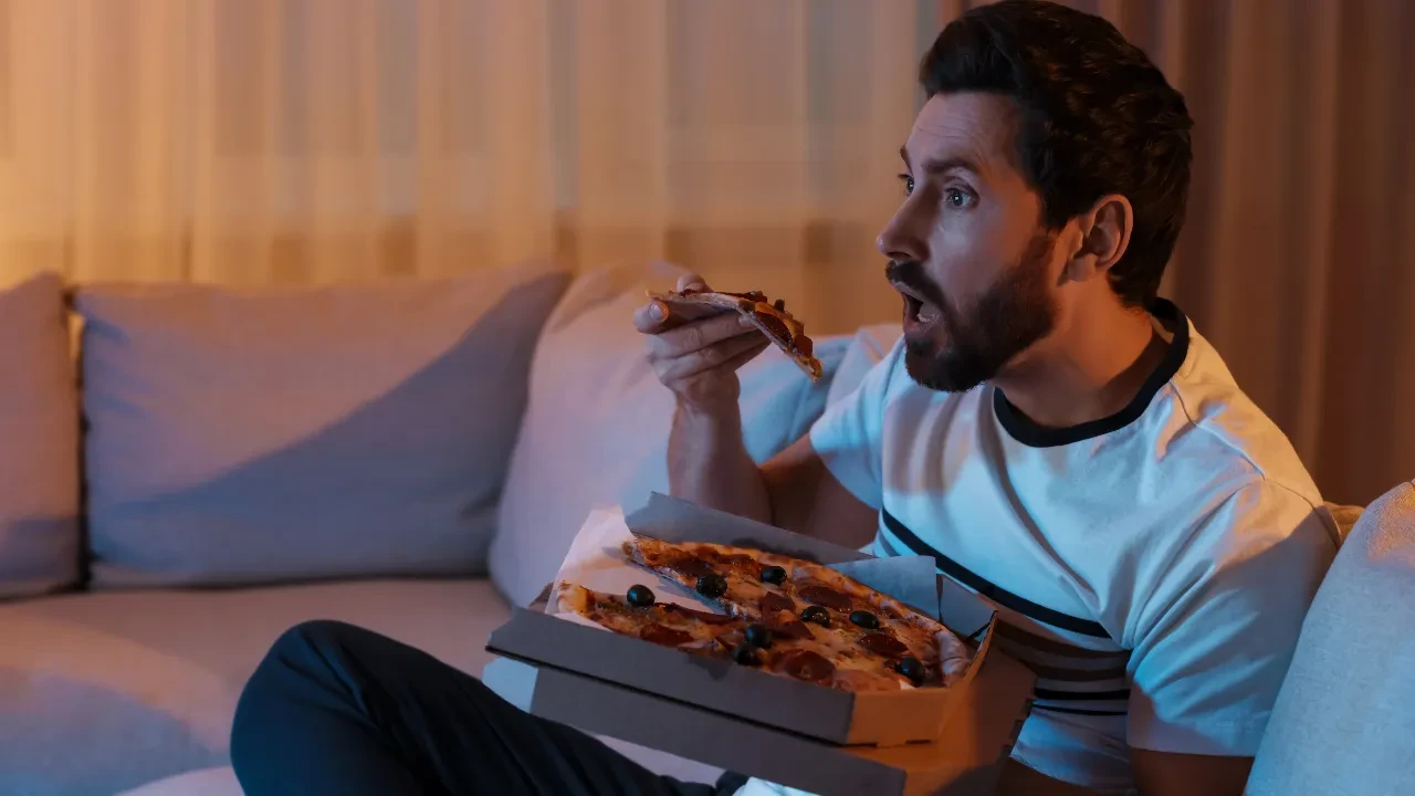 Geceleri bu saatlerde uyanıp yemek yiyenler dikkat! Büyük bir hastalığın habercisi