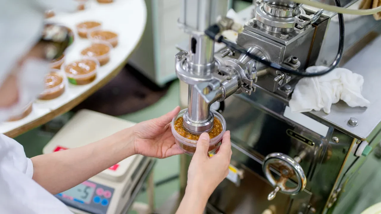 Herkesin mutfağında bulunuyor kansere sebep oluyor! Hemen çöpe atın