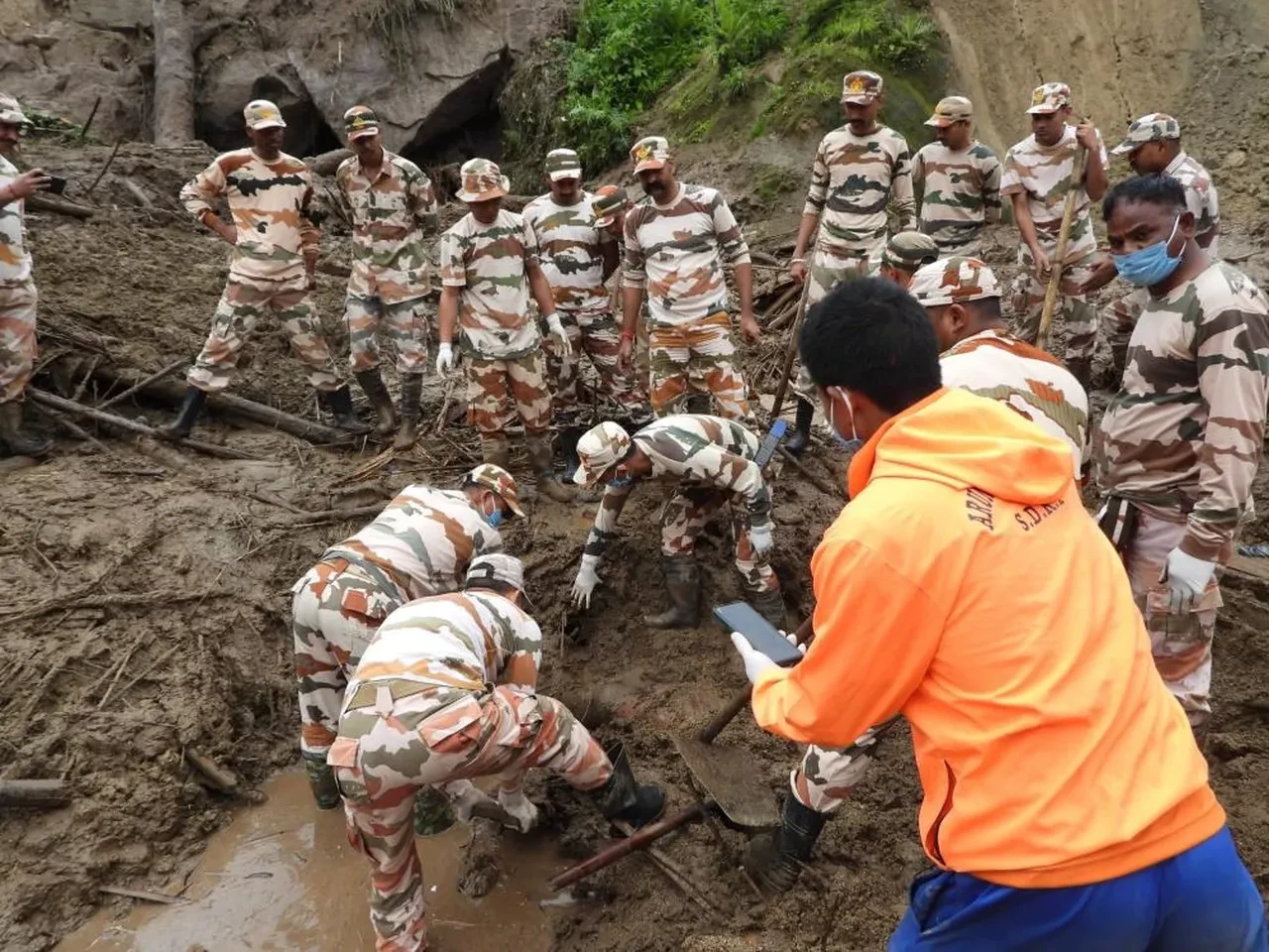 Hindistan'da sel ve heyelan felaketi: Onlarca kişi hayatını kaybetti