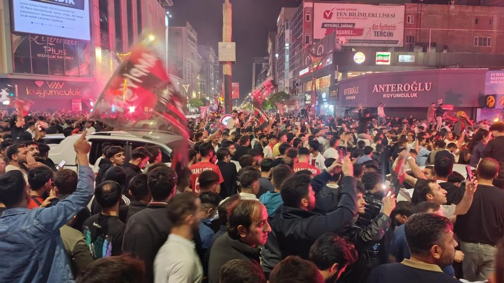 Vanspor FK’nın şampiyonluk zaferi sokaklara taştı!