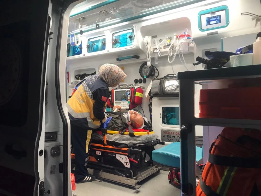 Sakarya’da traktör ile hafif ticari araç çarpıştı 4 kişi yaralandı!