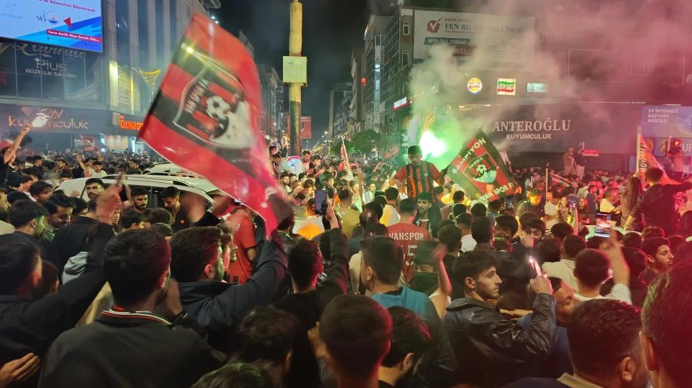 Vanspor FK’nın şampiyonluk zaferi sokaklara taştı!