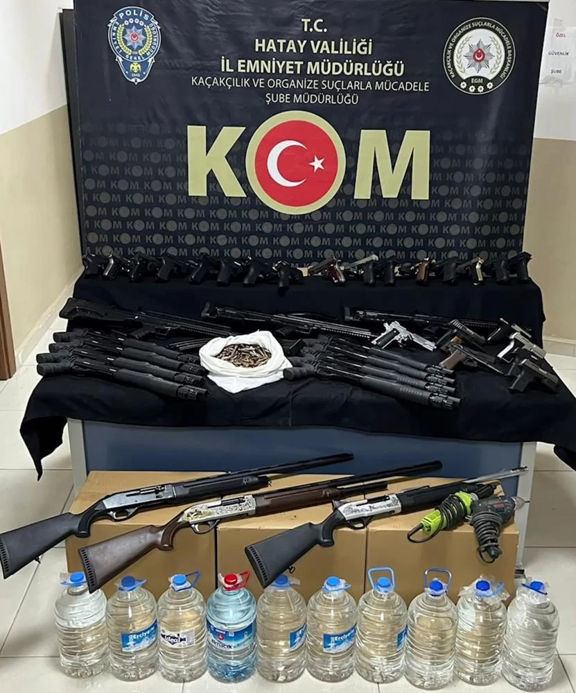 Hatay’da yüzlerce silah ve mühimmat ele geçirildi!