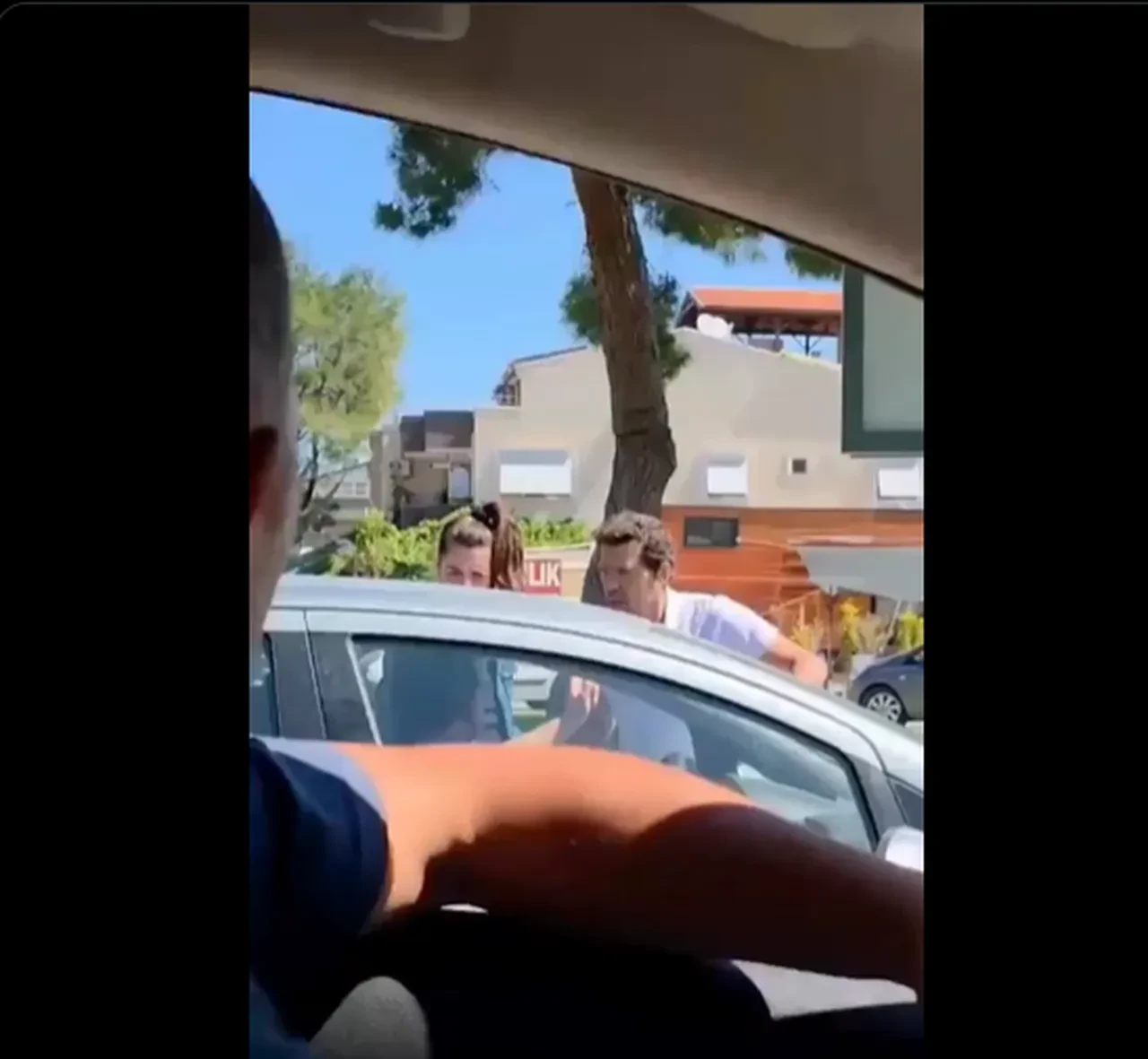 İlker Aksum trafikte çılgına döndü! Küfür ve hakaretler havada uçtu