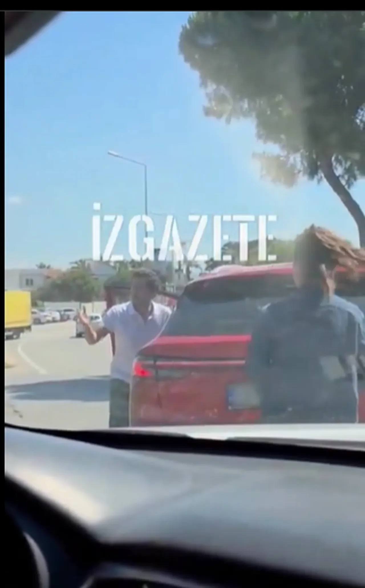 İlker Aksum trafikte çılgına döndü! Küfür ve hakaretler havada uçtu