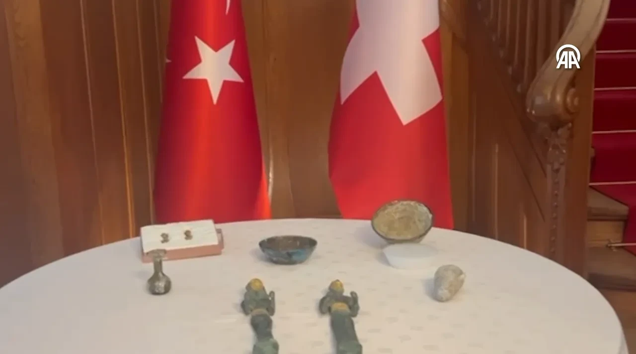 İsviçre 7 parça tarihi eseri Türkiye'ye iade etti