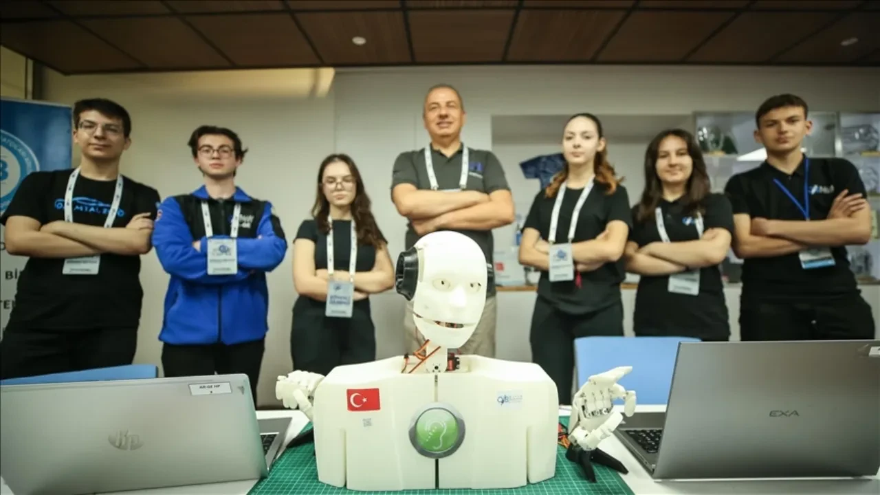 Liseli öğrenciler "işaret dili bilen insansı robot" geliştirdi