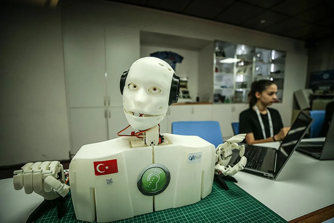 Liseli öğrenciler "işaret dili bilen insansı robot" geliştirdi
