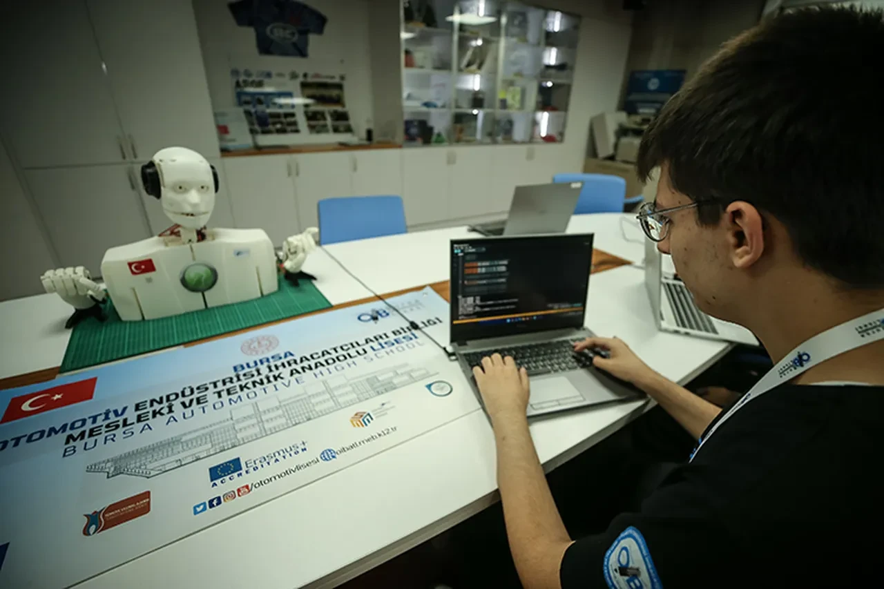 Liseli öğrenciler "işaret dili bilen insansı robot" geliştirdi