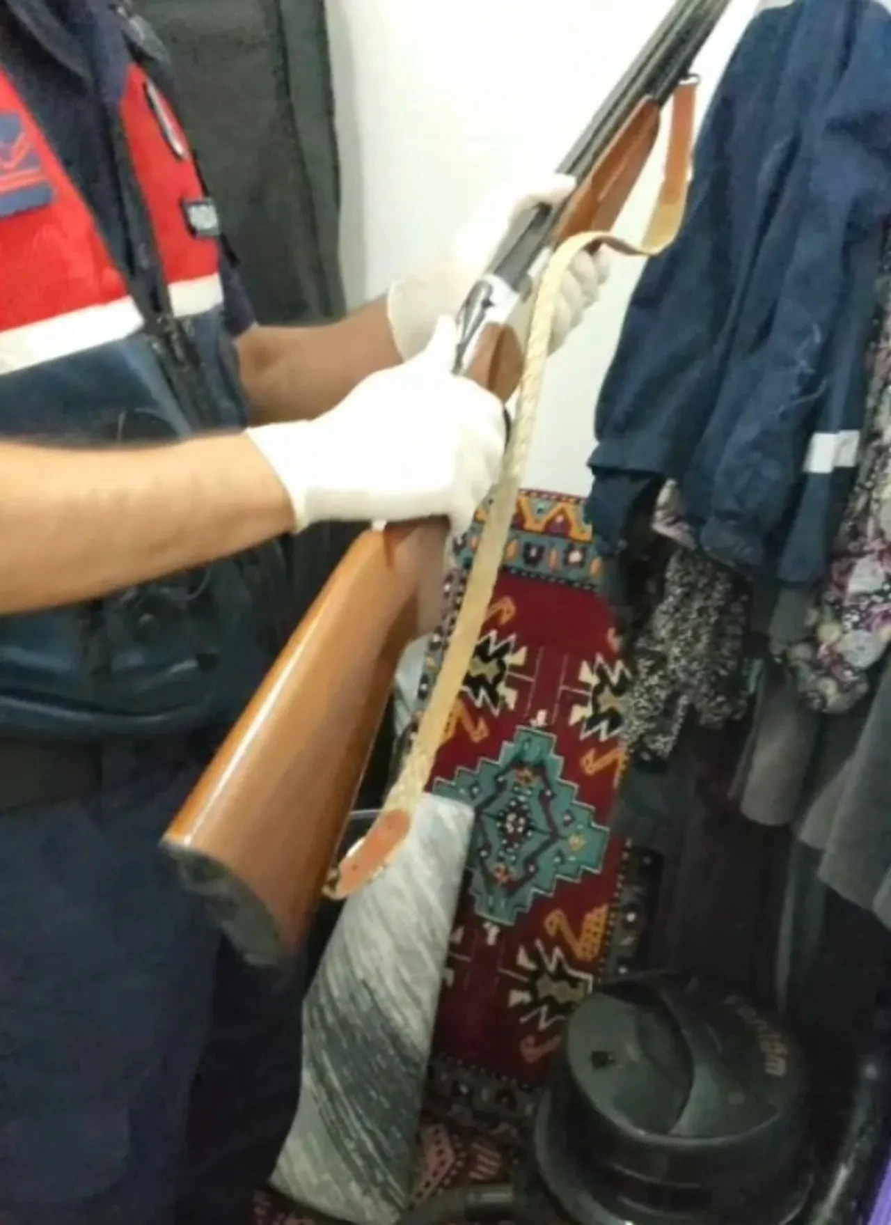 Magandalara şafak operasyonu! Evlerinden cephanelik çıktı