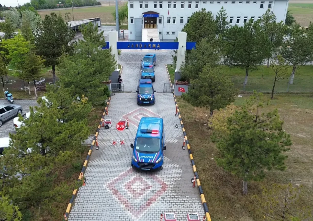 Magandalara şafak operasyonu! Evlerinden cephanelik çıktı