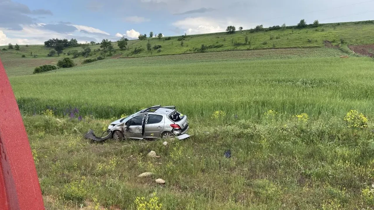 Otomobil tarlaya uçtu: 3 yaralı