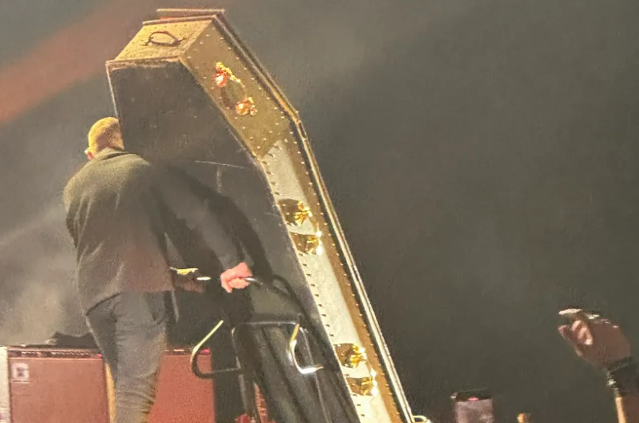 Sahneye yürüyerek çıktı tabutla veda etti! Rock efsanesi hayranlarını şaşırttı