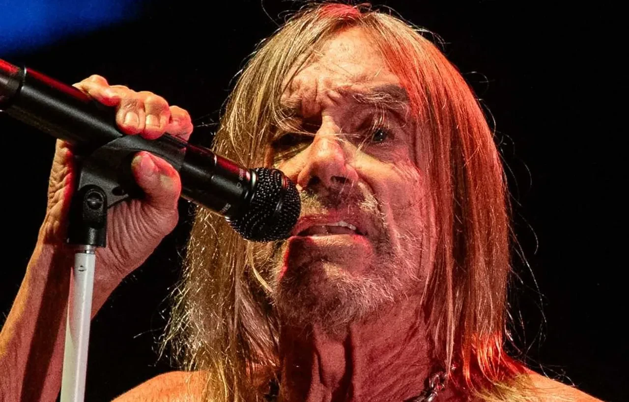Sahneye yürüyerek çıktı tabutla veda etti! Rock efsanesi hayranlarını şaşırttı