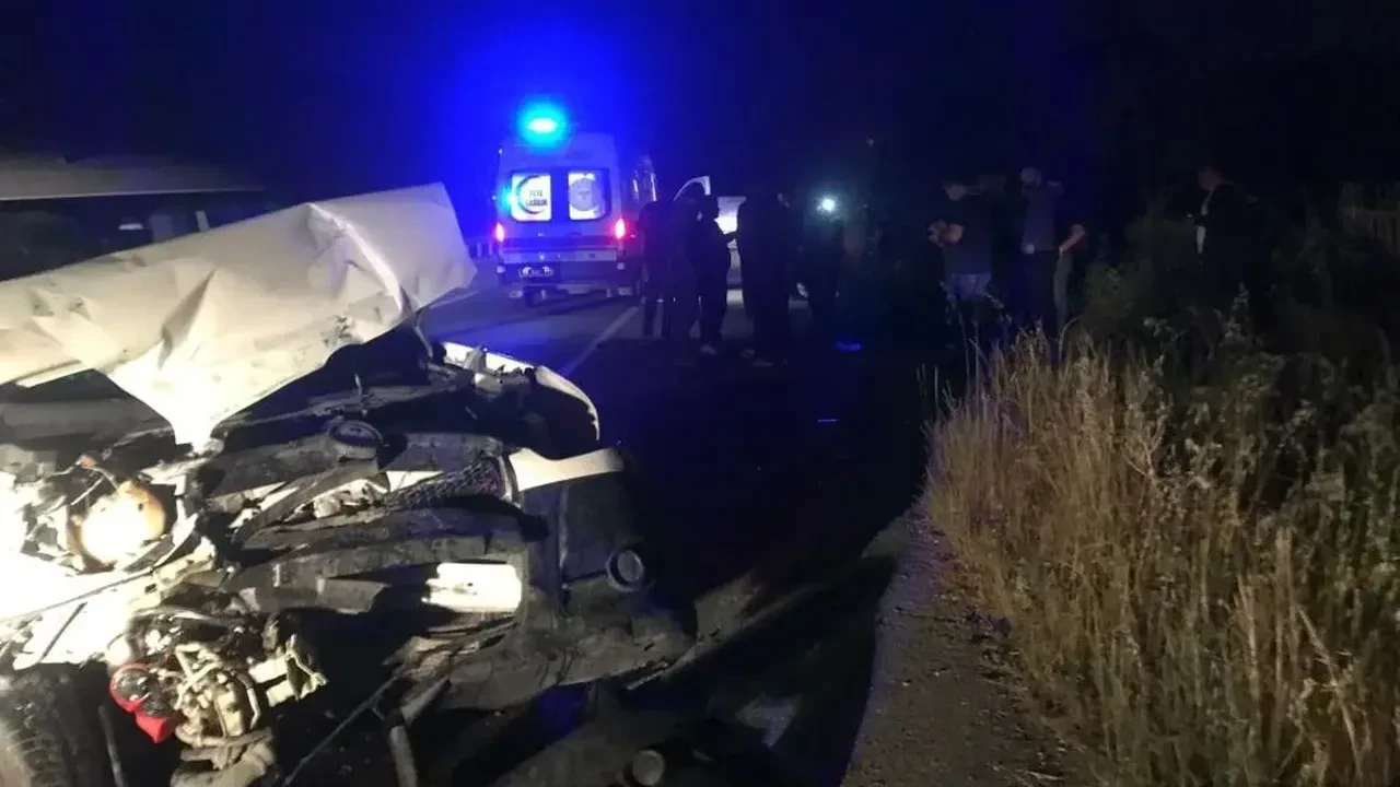 Sakarya’da traktör ile hafif ticari araç çarpıştı 4 kişi yaralandı!