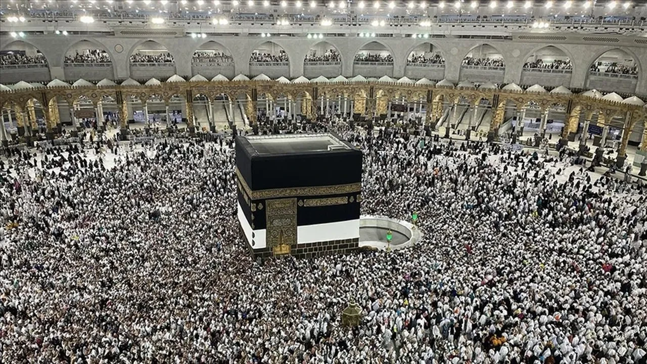 Suudi Arabistan 75 binden fazla kişiyi hacdan geri gönderdi
