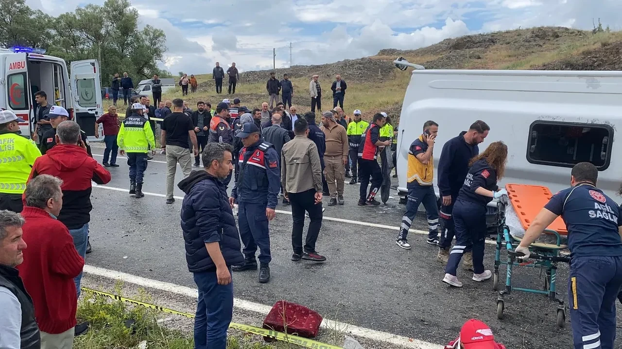 Taziye dönüşü feci kaza! 2 kişi öldü, çok sayıda yaralı var