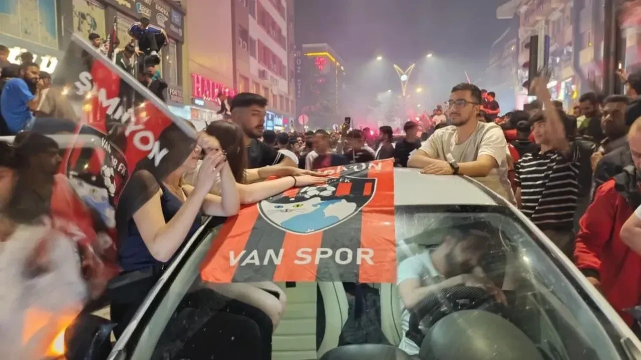 Vanspor FK’nın şampiyonluk zaferi sokaklara taştı!