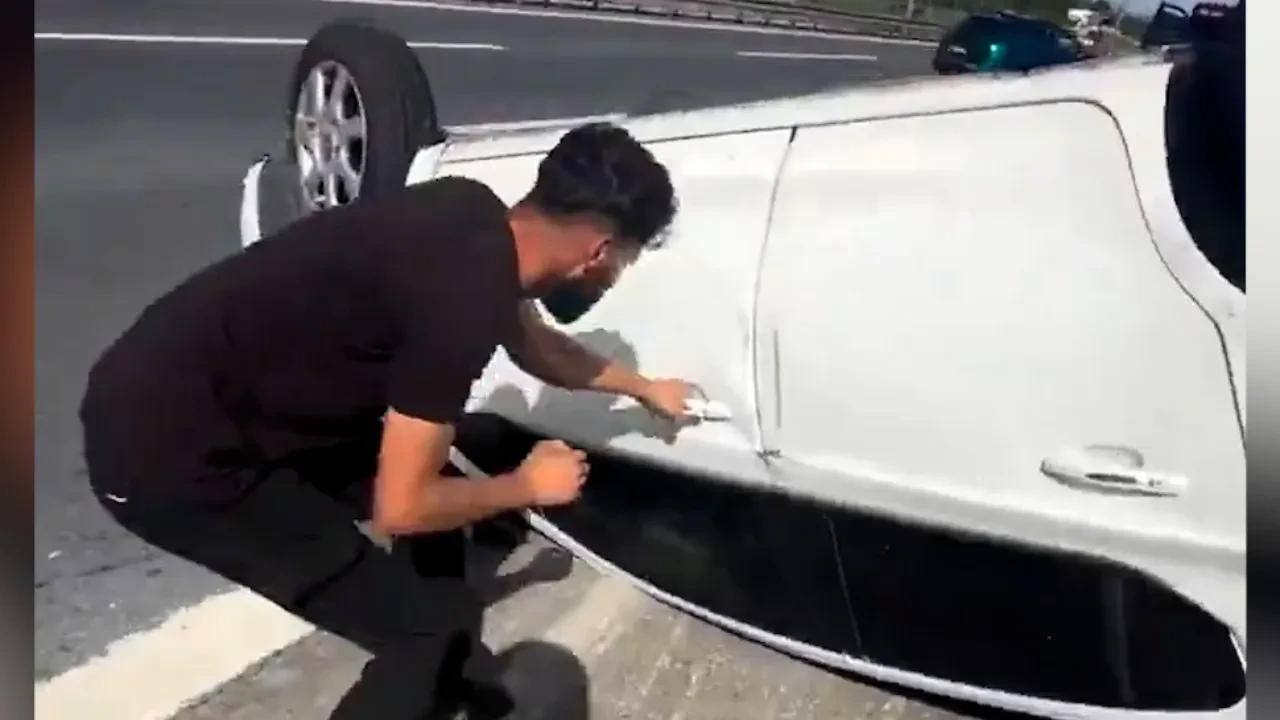 Yardım ettiğine pişman oldu! Araçtakileri kurtarmak istedi, gelen tepki şoke etti: "Camı niye kırıyorsun, gezi zekalı!"