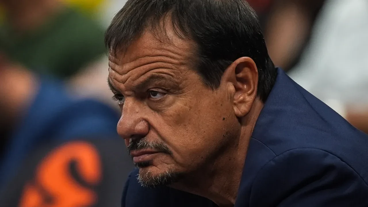 Yunan tribünlerinden Türkiye’ye küfür! Ergin Ataman çıldırdı: 'Spor değil sirk!'