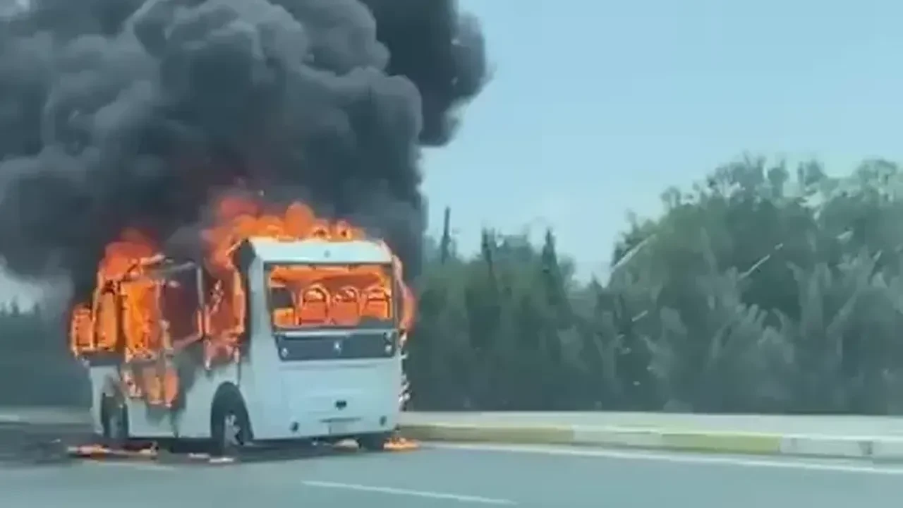 Alevlere teslim olan yolcu minibüsü küle döndü