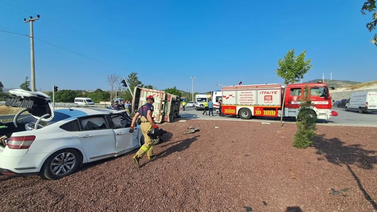 Balıkesir'de kamyon ile otomobil çarpıştı: Ölü ve yaralı var!