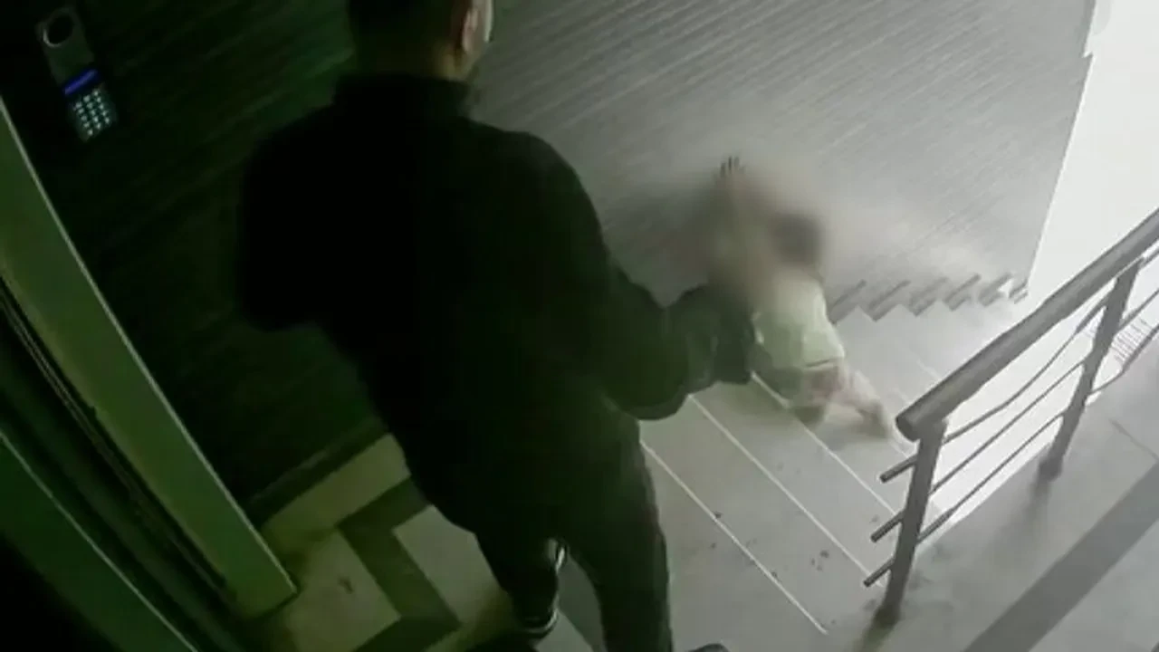 Canavar baba davasında yeni gelişme! Çocuğunu tekmeleyerek merdivenlerden yuvarlamıştı 