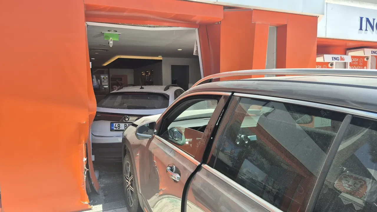 Cipin çarptığı araç bankanın içine girdi